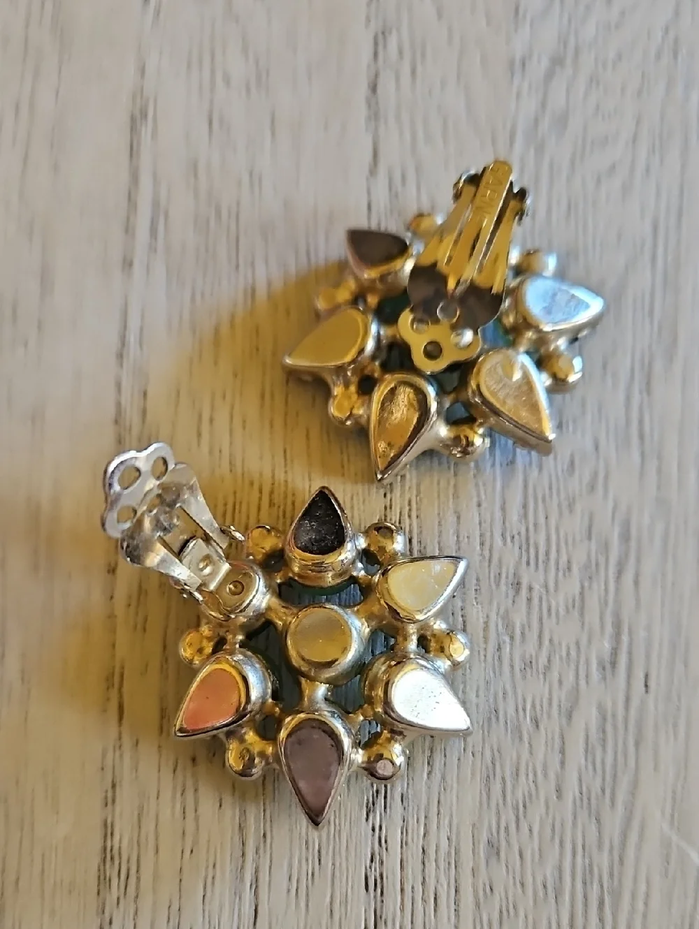 GARNE Vintage green Aurora Borealis starburst design clip on earrings - Picture 4 of 6